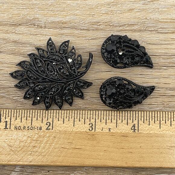 VTG Black Leaf Goth Whimsygoth Rhinestone Brooch and Clip on Earrings Mourn Pin - Picture 4 of 5